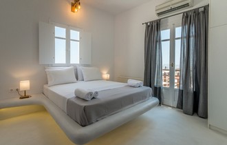 4 - Deluxe Studio with city view and private parking 28m<sup>2</sup> (1-2 persons)