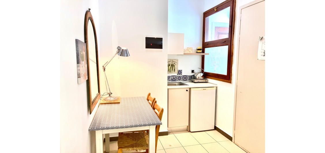 Studio Queen-size bedroom street view - 2 adults