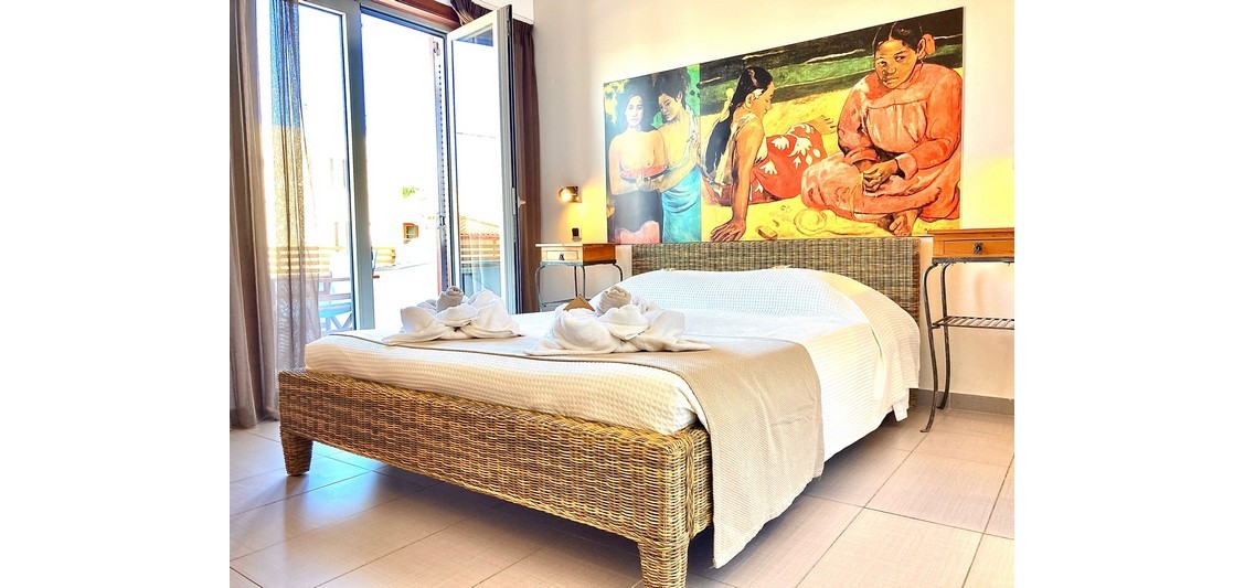 Studio Queen-size bedroom street view - 2 adults