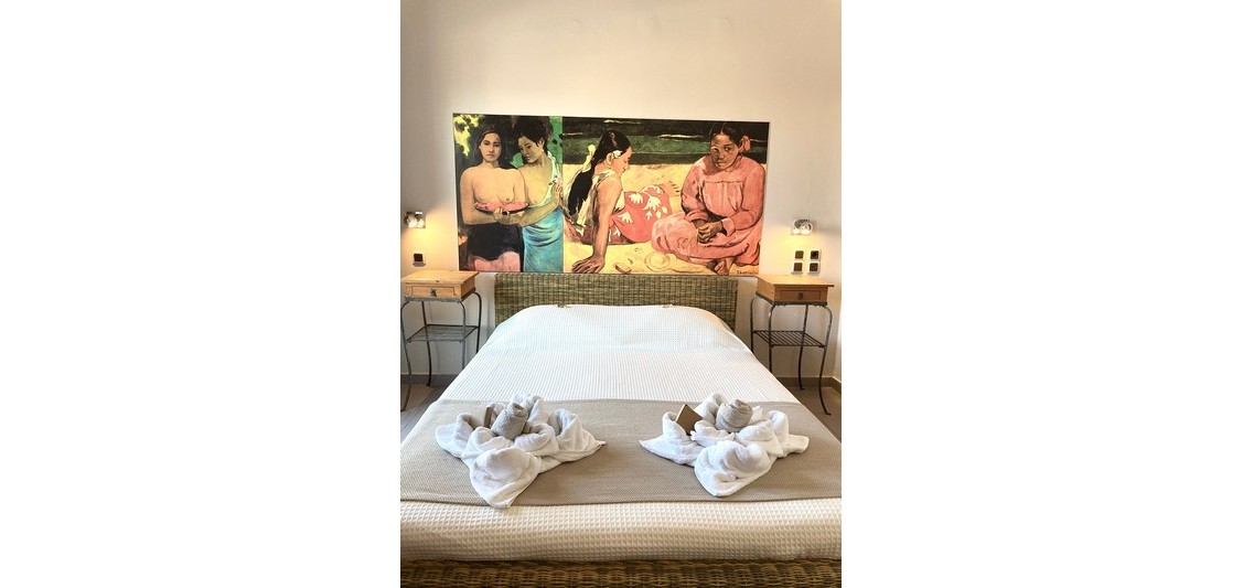 Studio Queen-size bedroom street view - 2 adults