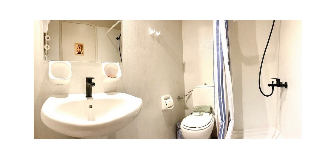 Studio Queen-size bedroom street view - 2 adults