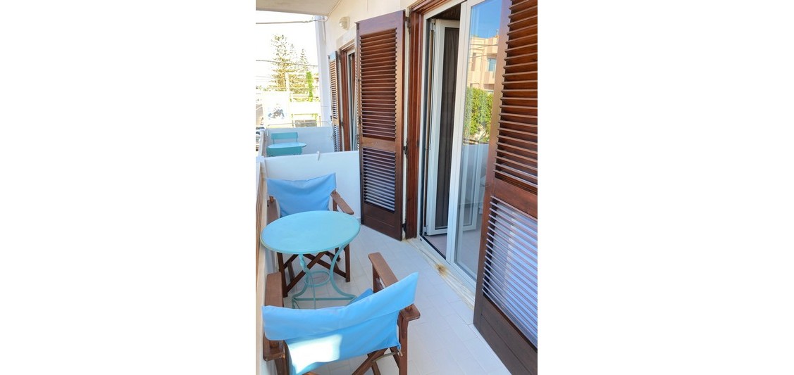 Studio Queen-size bedroom street view - 2 adults