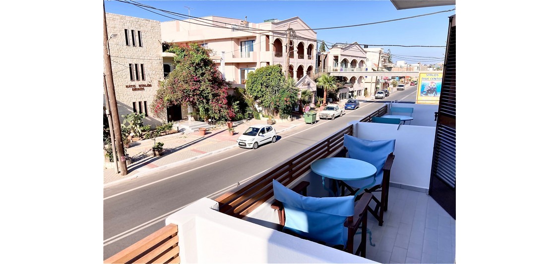 Studio Queen-size bedroom street view - 2 adults