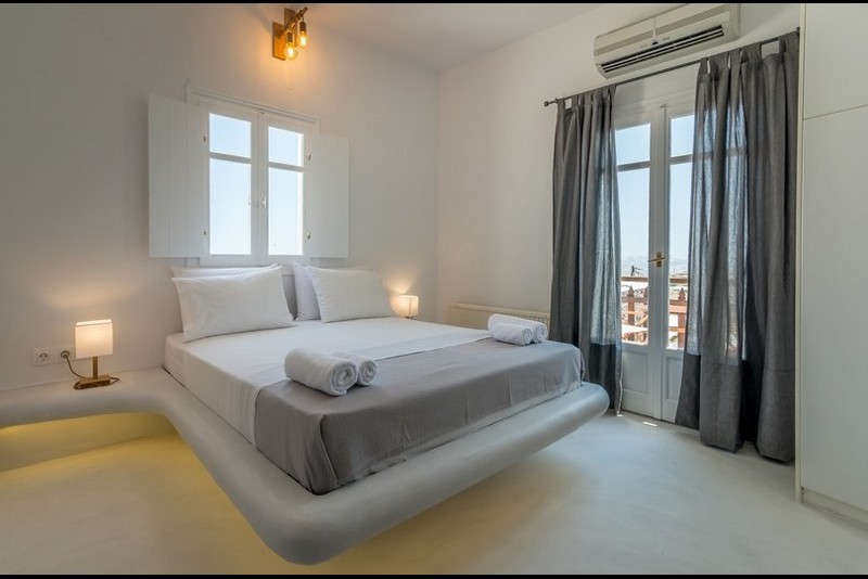 4 - Deluxe Studio with city view and private parking 28m<sup>2</sup> (1-2 persons)