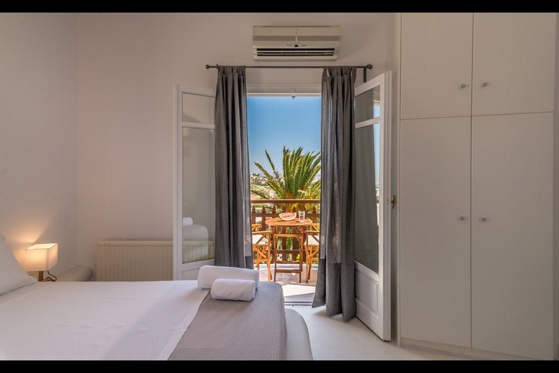 4 - Deluxe Studio with city view and private parking 28m<sup>2</sup> (1-2 persons)