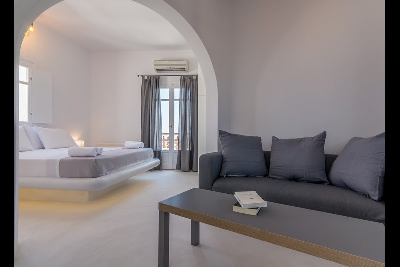 4 - Deluxe Studio with city view and private parking 28m<sup>2</sup> (1-2 persons)