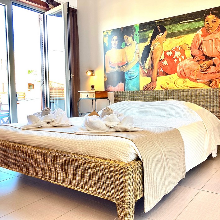 Studio Queen-size bedroom street view - 2 adults