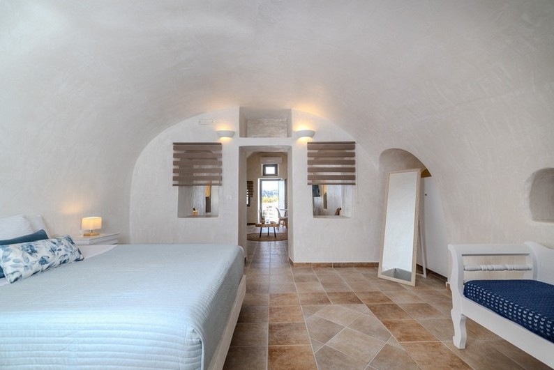 Deluxe Cave Villa with outdoor Hot Tub and Caldera View